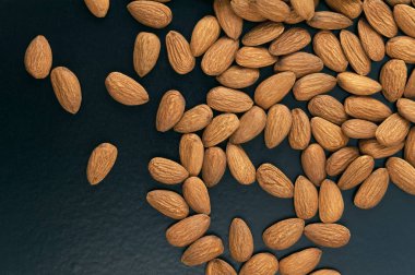 Mavi zemin üzerine badem