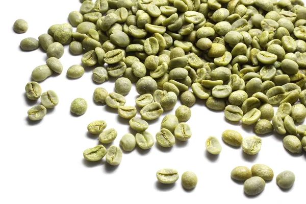 Yeşil Kahve Çekirdekleri Üzerine Beyaz Izole — Stok fotoğraf