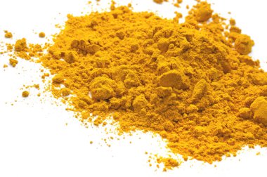 beyaz izole zerdeçal tozu.