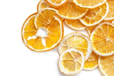 Kurutulmuş portakal halkaları, üzerinde beyaz izole dilimleri