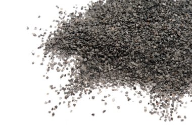 Siyah tuz üzerine beyaz izole.