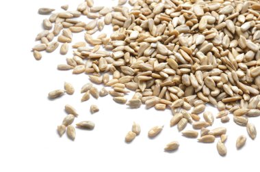 Beyaz arkaplanda izole edilmiş ayçiçeği tohumları