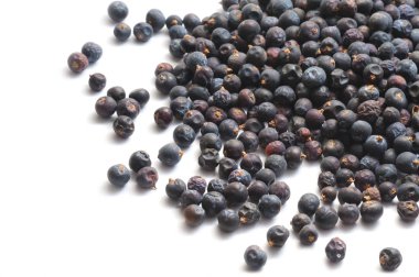 beyaz izole ardıç meyveleri yığını