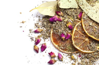 Çay için ayarla: gül ve beyaz izole okaliptüs