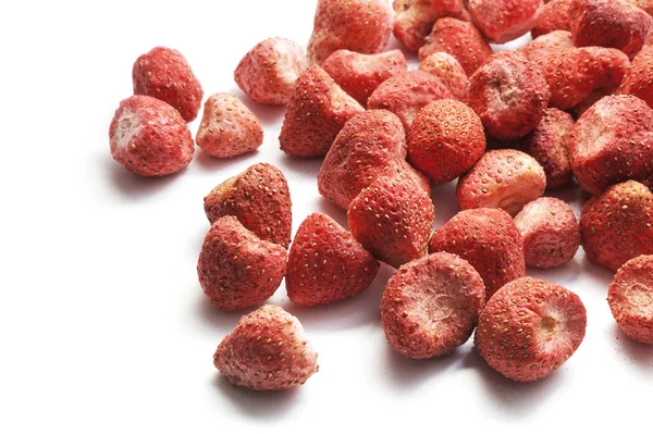 Kurutulmuş çilek beyaz izole