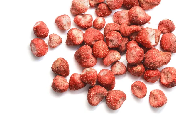 Kurutulmuş çilek beyaz izole