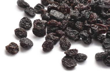 Kuru üzüm kuru siyah jumbo beyaz izole
