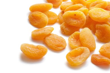 Beyaz arka planda izole edilmiş kurumuş kayısılar