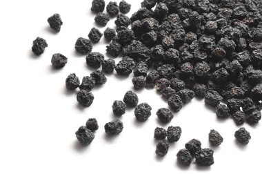 Siyah aronia çilek beyaz izole kurutulmuş
