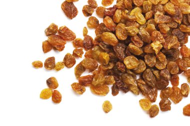 Beyaz arka plan üzerinde izole kuru üzüm kuru üzüm yığını