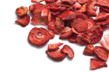 Kurutulmuş çilek beyaz izole dilimlenmiş