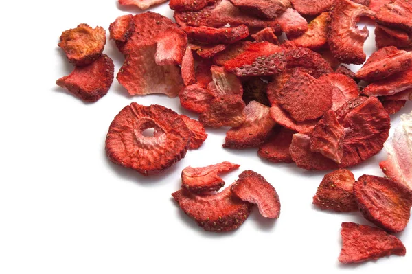 Kurutulmuş çilek beyaz izole dilimlenmiş