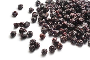 Kurutulmuş kiraz ile üzerine beyaz izole Kemik yığını