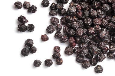 Kurutulmuş kiraz ile üzerine beyaz izole Kemik yığını