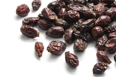 Yığın kuru kuşburnu beyaz izole meyve