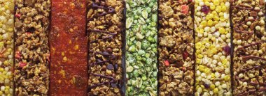 Kahvaltıda mısır gevreği müsli barları. Panorama. Büyük biçim. Afiş.