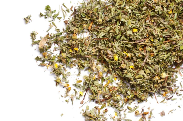 Haufen Geschredderter Getrockneter Kuril Teeblätter Isoliert Auf Weiß — Stockfoto