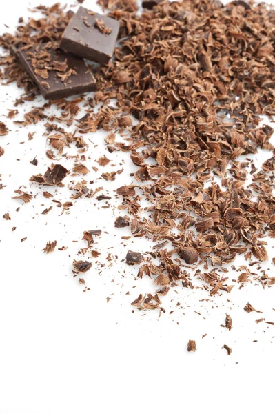 Geriebene Dunkle Schokolade Isoliert Auf Weiß — Stockfoto
