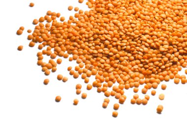 Beyaz üzerinde izole kırmızı mercimek yığını