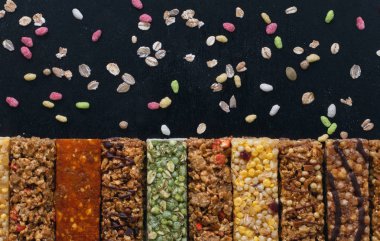 Koyu arka planda Müsli karışımı.