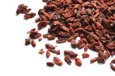Kurutulmuş kurt üzümü beyaz arka planda izole edilmiş.