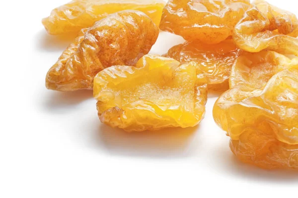 Bir grup kuru şeftali beyazda izole edilmiş.