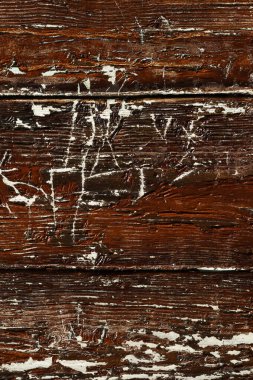 Kahverengi eski tahtaların deseni soyulmuş boyayla.