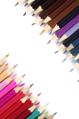 Beyaz arkaplanda eğimli renkli kalemler.