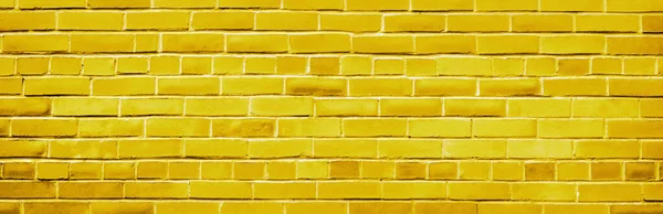 黄色の空のレンガの古い壁 パノラマ バナー — ストック写真