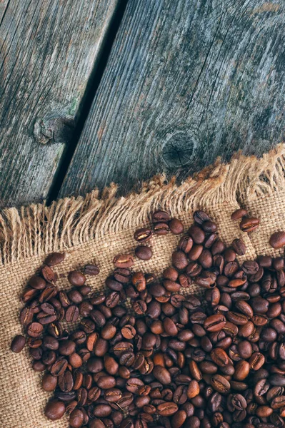 Geroosterde Koffiebonen Jute Houten Ondergrond — Stockfoto