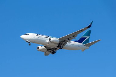 Vancouver, Kanada - 2018 yaklaşık: Boeing 737 Westjet üniforma içinde