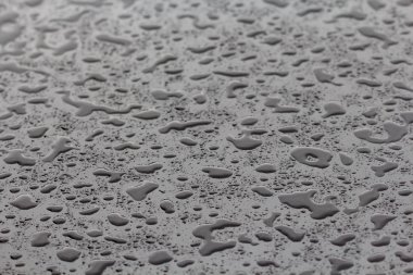 Siyah arkaplanda su damlaları