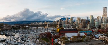 Vancouver, Kanada - Circa 2019 : Burrard Köprüsü ve Downtown Panorama