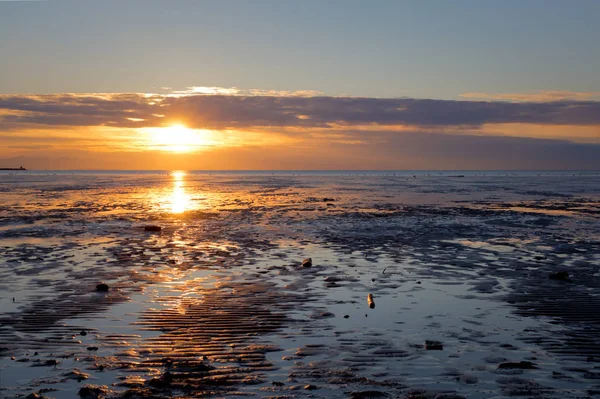 Öde strand solnedgång lugna fredliga moln himmel — Stockfoto
