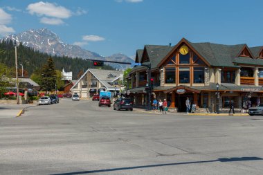 Jasper, Kanada - Circa 2019: Arka planda Piramit Dağı ile Downtown Jasper