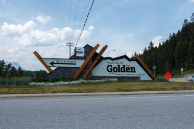 Golden, Kanada - Circa 2019 : Golden sign'a hoş geldiniz