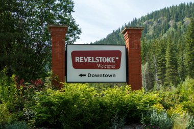 Revelstoke, Kanada - Circa 2019 : Revelstoke işaretine hoş geldiniz