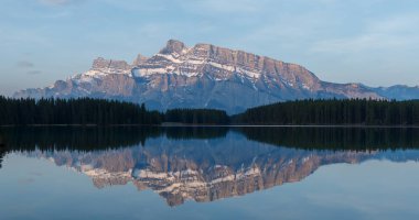 Rundle Dağı şafakta gölde geri