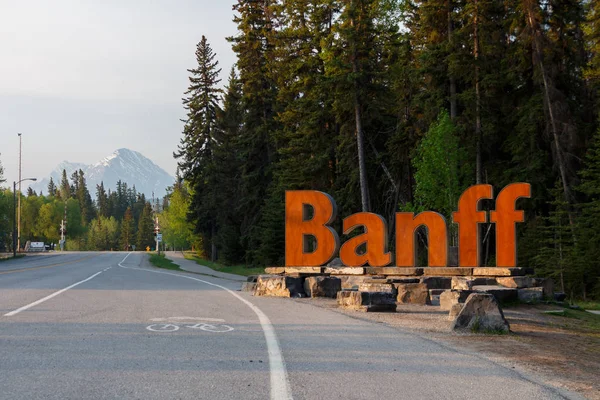 Banff, canada - circa 2019: willkommen zum banff sign — Stockfoto
