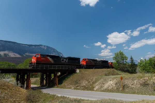 Jasper, Canada - Circa 2019 : Pont-passage à niveau ferroviaire de marchandises CN — Photo