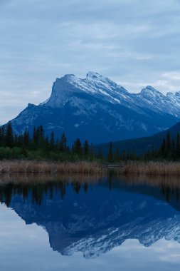 Banff Kanada Mount Rundle dağ zirveleri