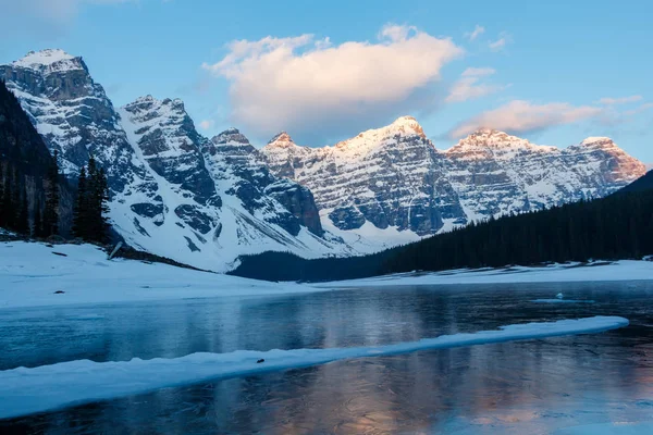Озеро мормейн заморожене з снігових гір на світанку — стокове фото