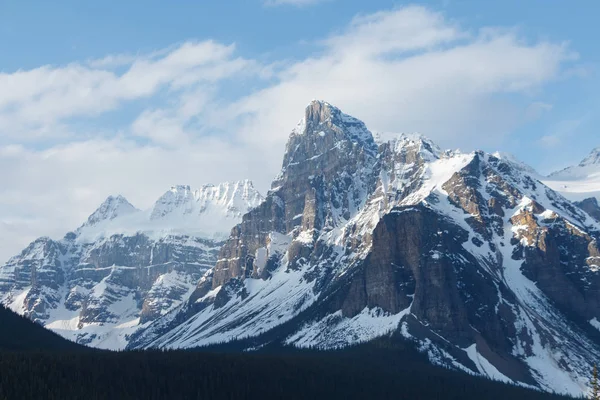 Гірські вершини, частково покриті снігом — стокове фото
