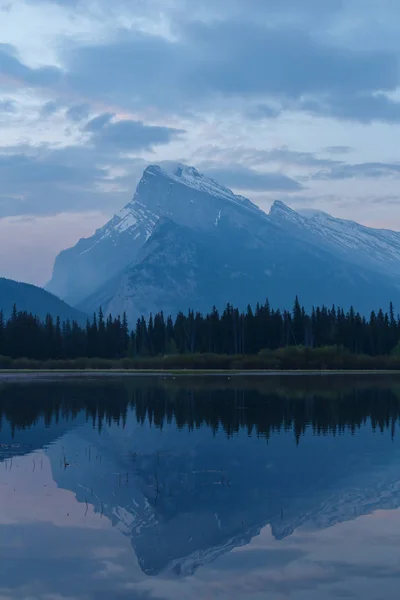 加拿大班夫的伦德尔山山峰 — 图库照片