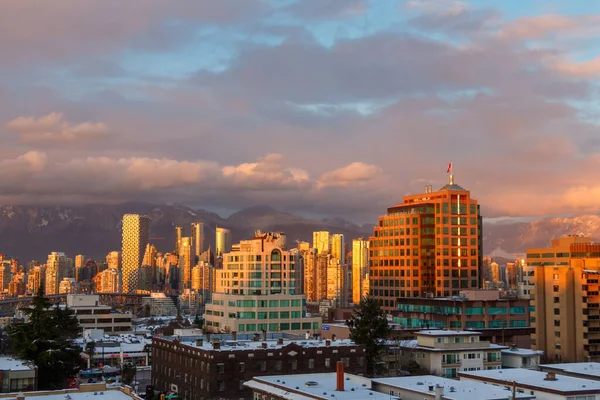 Vancouver, Kanada - Circa 2019: Innenstadt von Vancouver bei Sonnenuntergang — Stockfoto