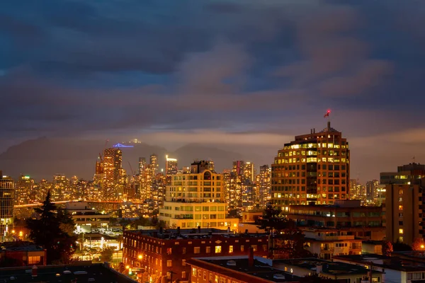 Vancouver, Kanada - 2020 civarı: Vancouver şehir merkezi gece aydınlandı — Stok fotoğraf