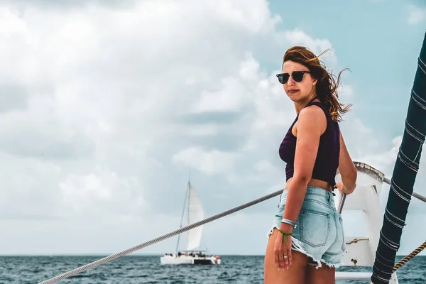 ボート サオナ島 ドミニカ共和国の近くで少女の写真 — ストック写真