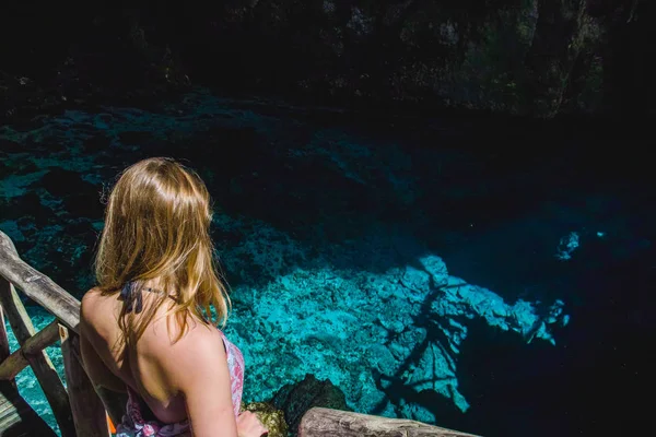 Zdjęcie Dziewczyna Hoyo Azul Mieście Punta Cana Dominikana — Zdjęcie stockowe