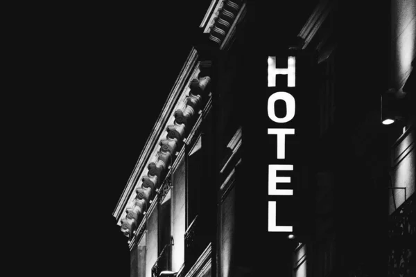 フランス パリの黒と白のホテルサイン — ストック写真