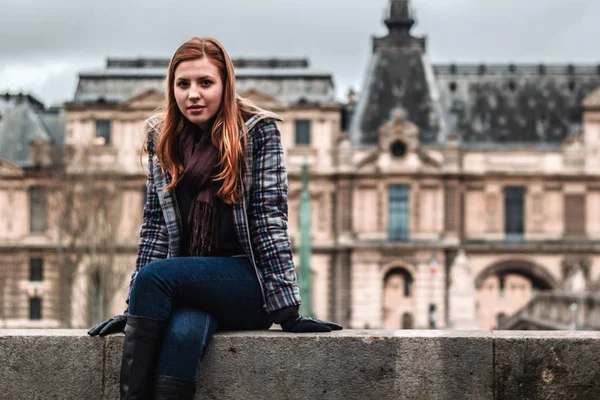 Portret van een meisje in Parijs, Frankrijk — Stockfoto
